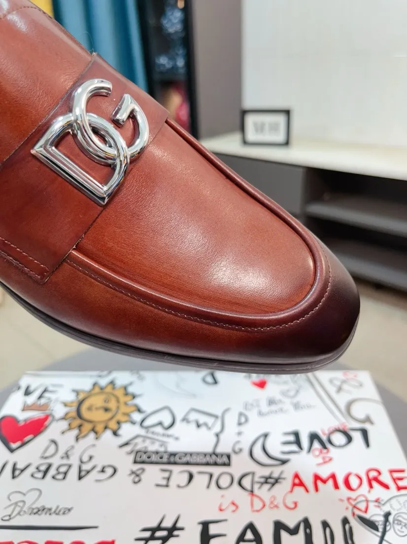 Men's shoes 💰540🌸🌸 [DG Dolce & Gabbana] High-end customized leather shoes. The upper is made of imported calf leather. Original hardware. I believe you will be impressed from the first time you see it. The avant-garde atmosphere can no longer fully interpret its elegance. AAA grade rubber outsole is super comfortable. The original cover last of the counter ensures its original version and quality. The upper is simple and the cowhide lining ensures its comfort and breathability. A pair of truly good shoes has its own unique soul, famous quality, and the first choice for successful people. Regular size 38-44 (45 customized)